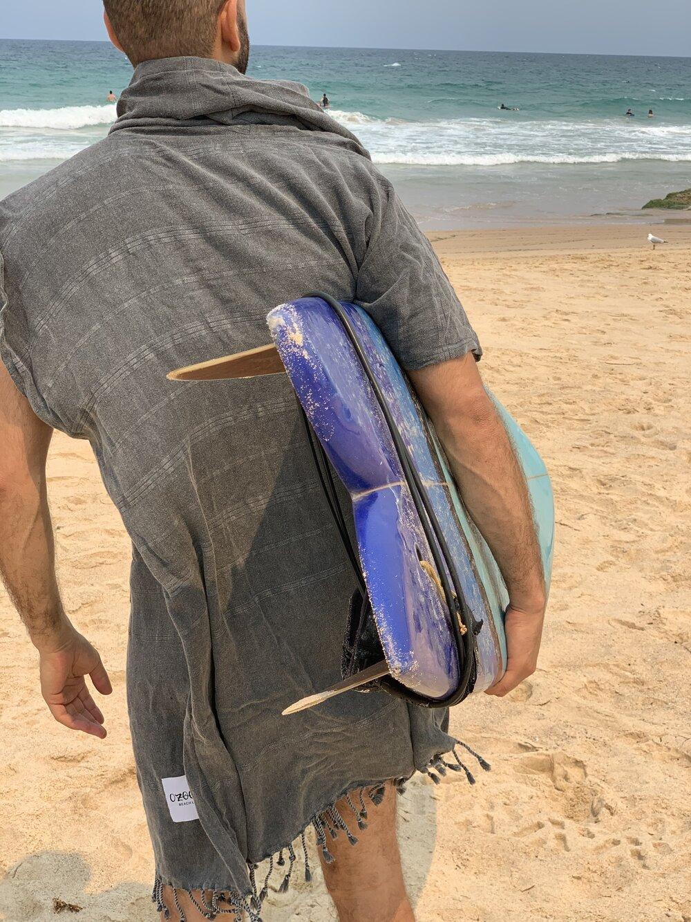OZoola Surf Poncho - Charcoal at the beach