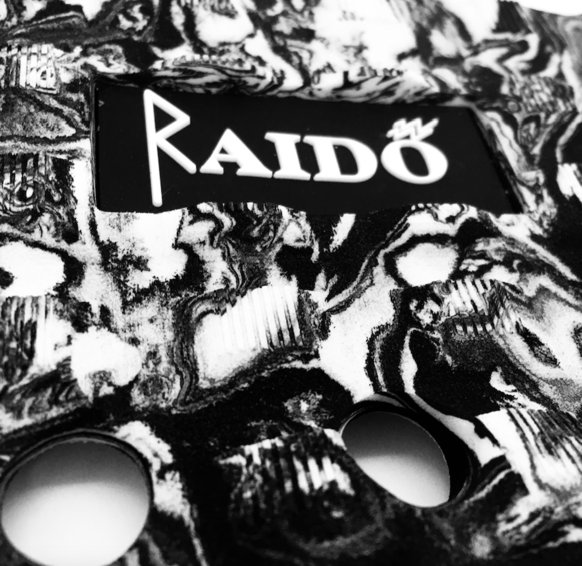 Raido Surf White Void Traction brand
