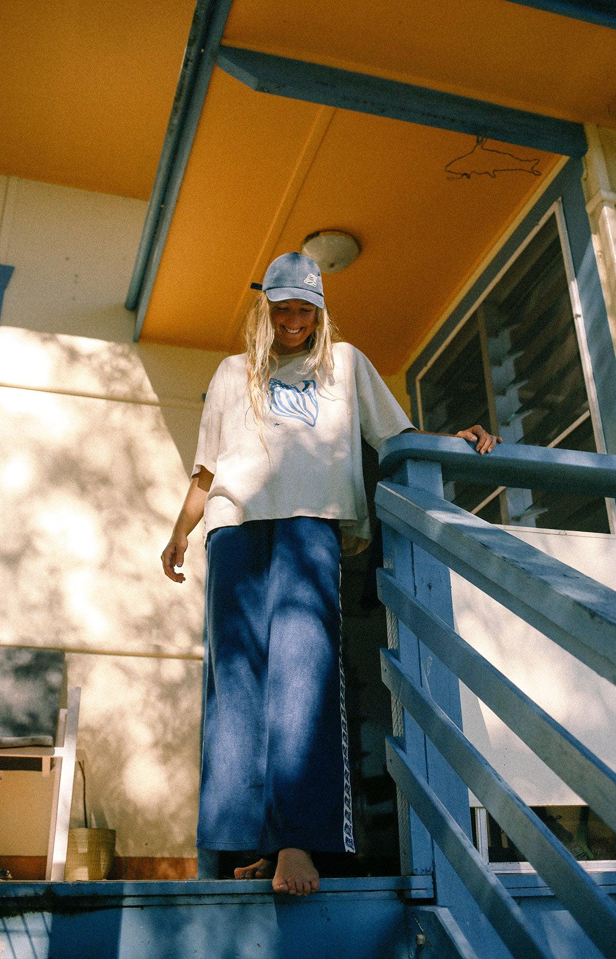 Tee in art studio