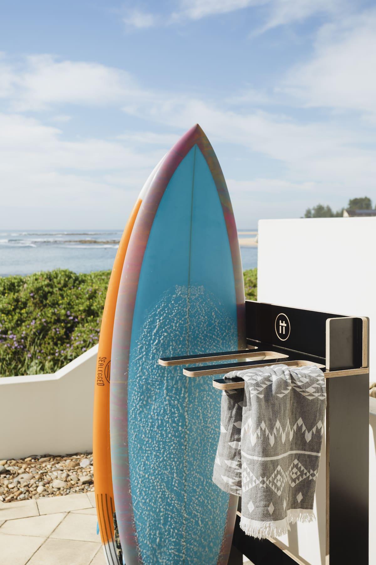 Formatt Q8 Freestanding Surfboard Rack Black with board outdoor