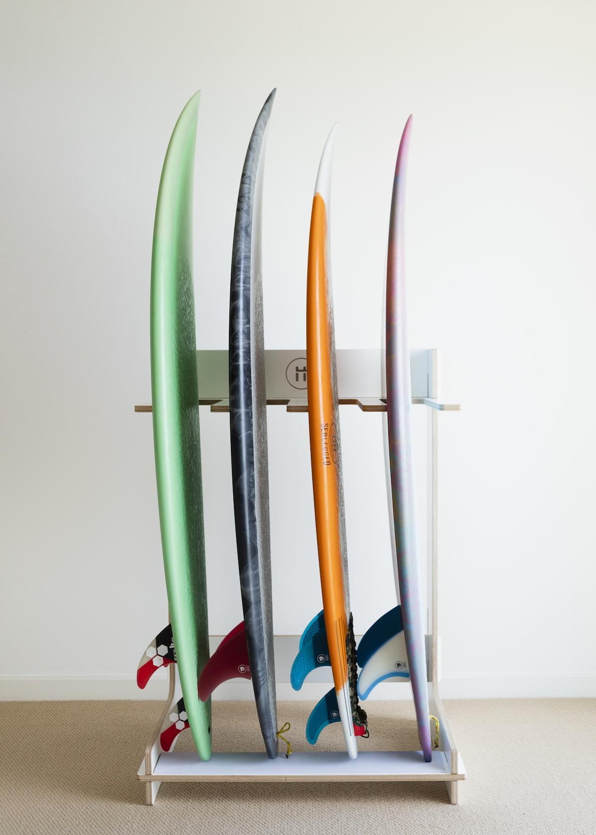 Formatt Q8 Freestanding Surfboard Rack White with board i ndoor