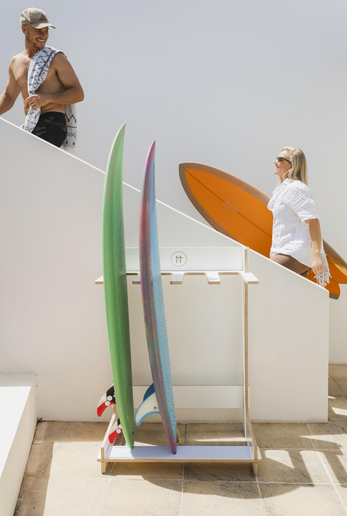 Formatt Q8 Freestanding Surfboard Rack White with board outdoor