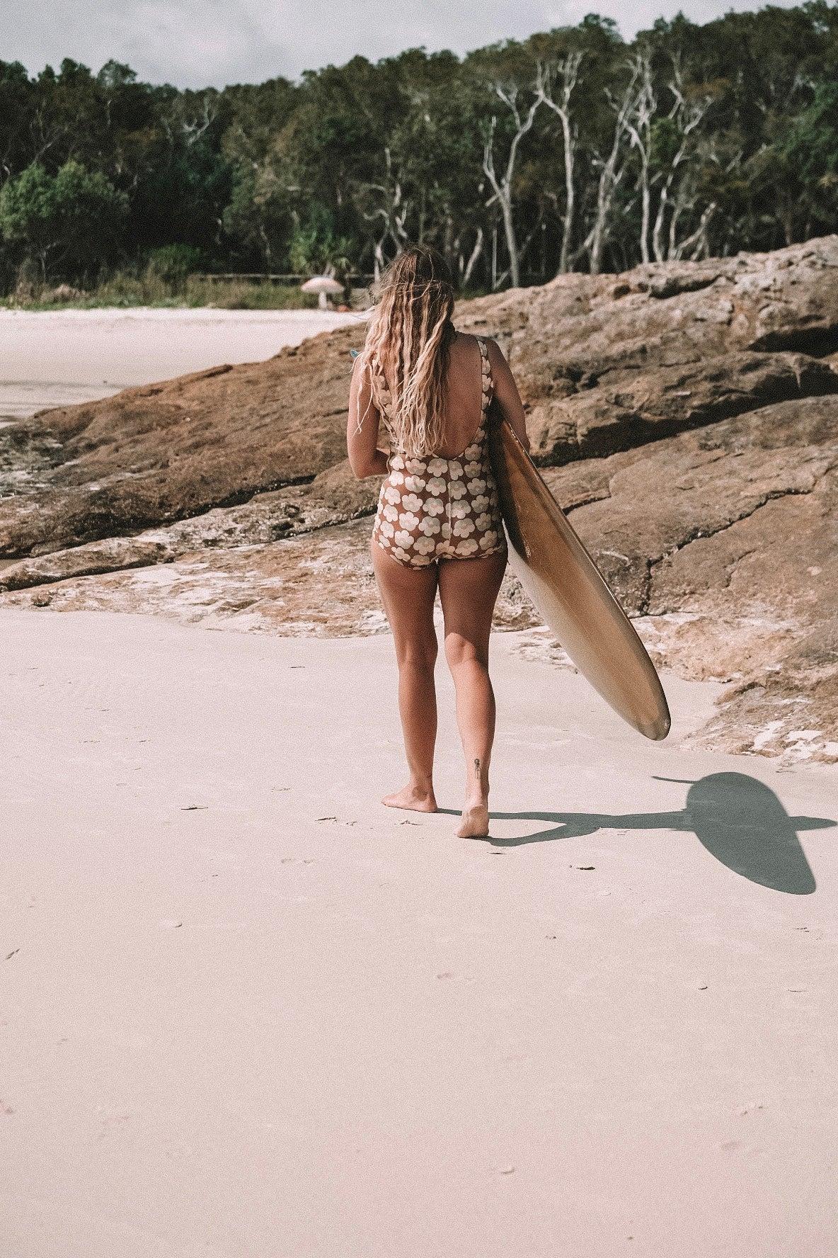 Beach walk in Lola Posy