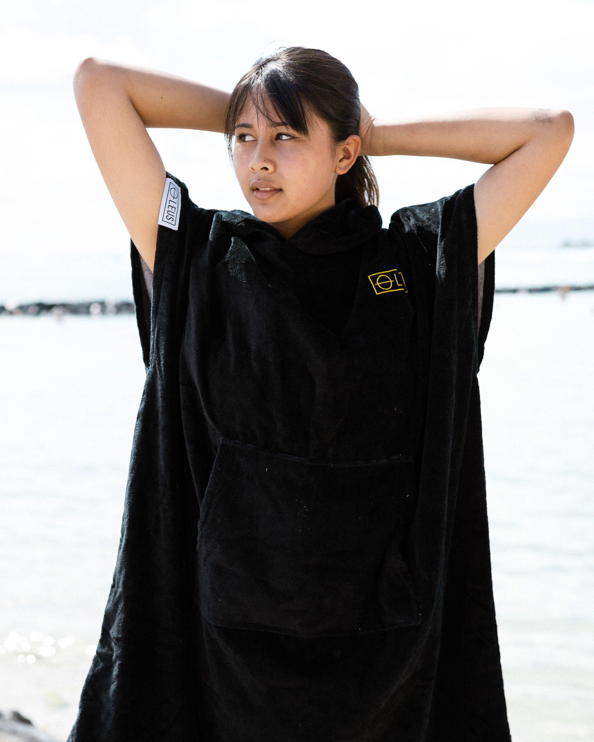 LEUS Corpo ECO Changing Poncho Towel on a woman