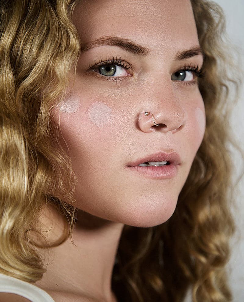 "Teal Top" Neutral Tan SPF 30 Sunscreen on model