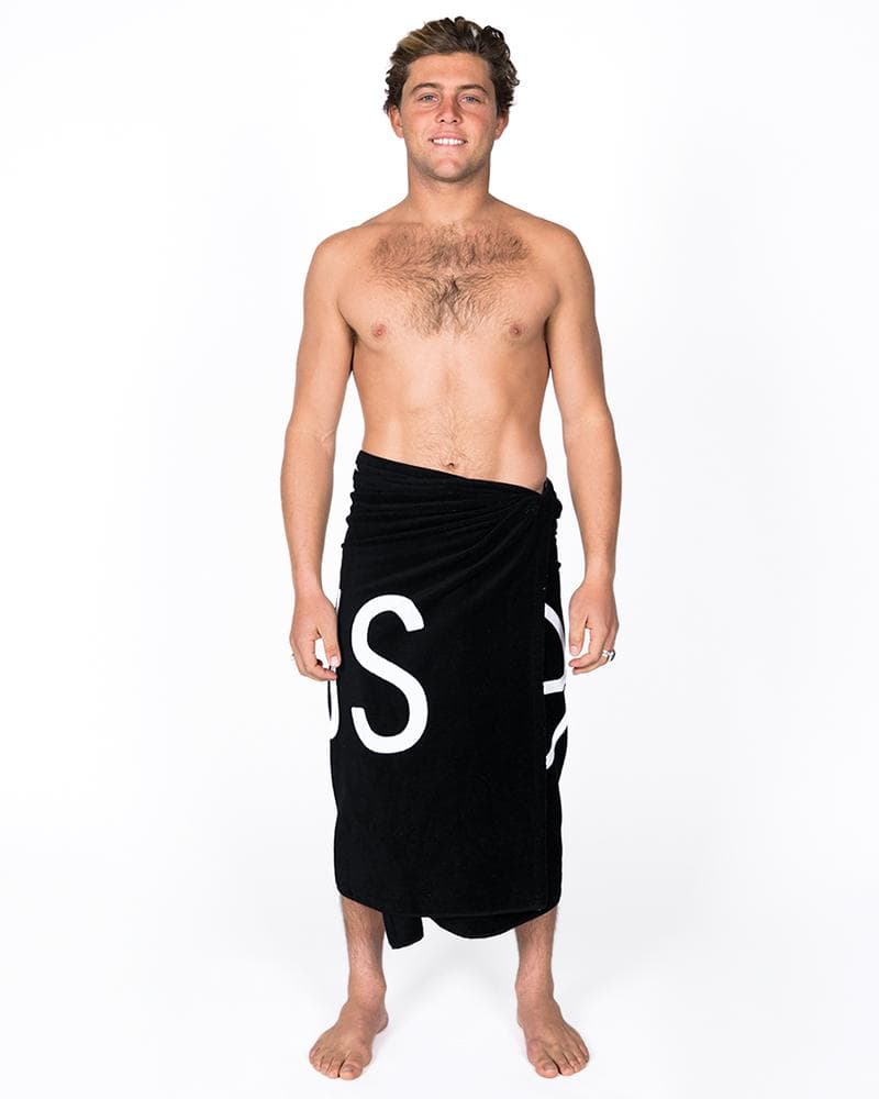 LEUS Corpo Beach Towel - Black wrapped around waist