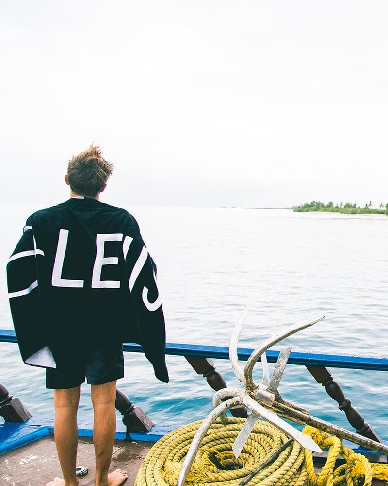 LEUS Corpo Beach Towel - Black wrapped around shoulders