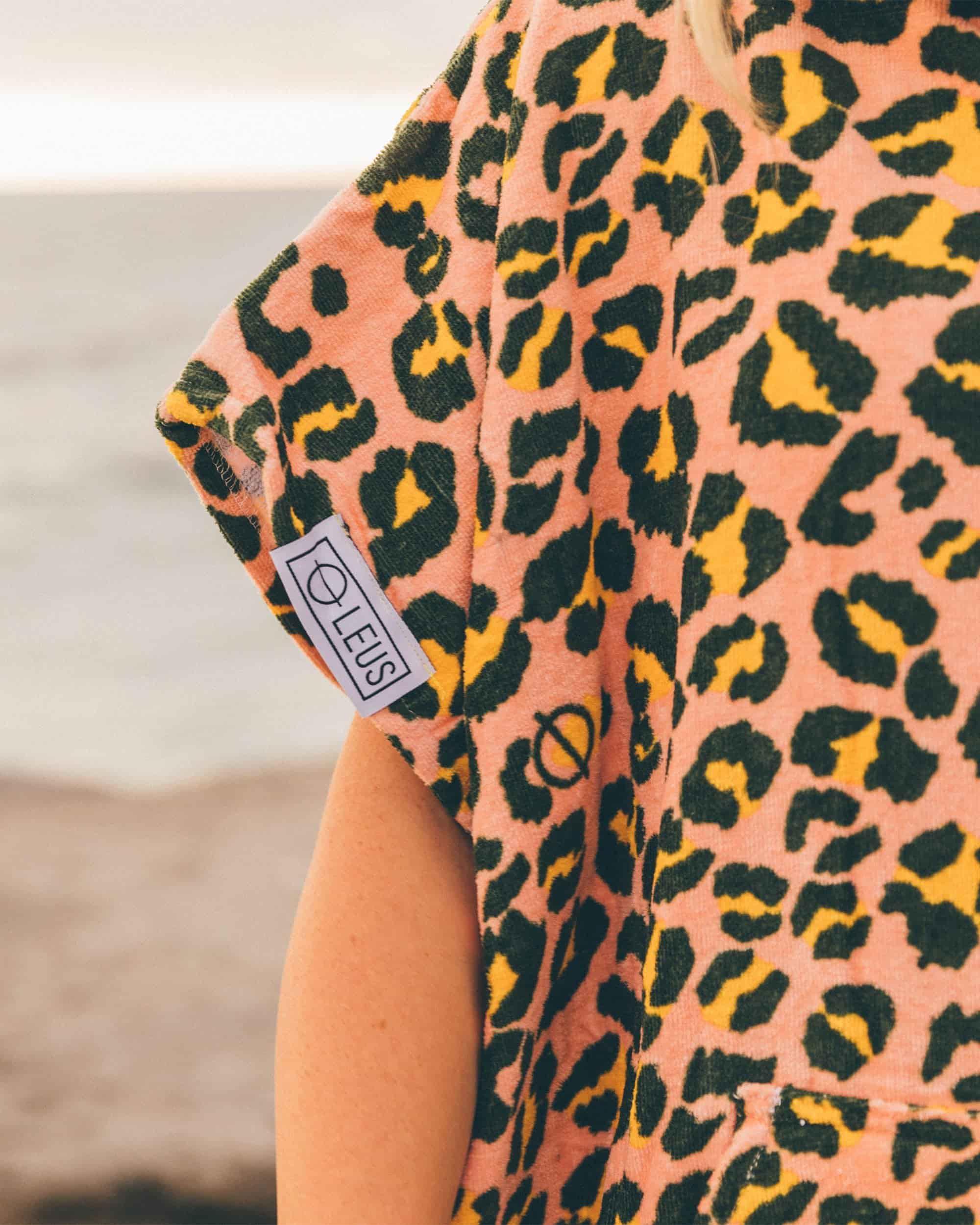 LEUS Hot Spots Changing ECO Poncho Towel zoom on shoulder