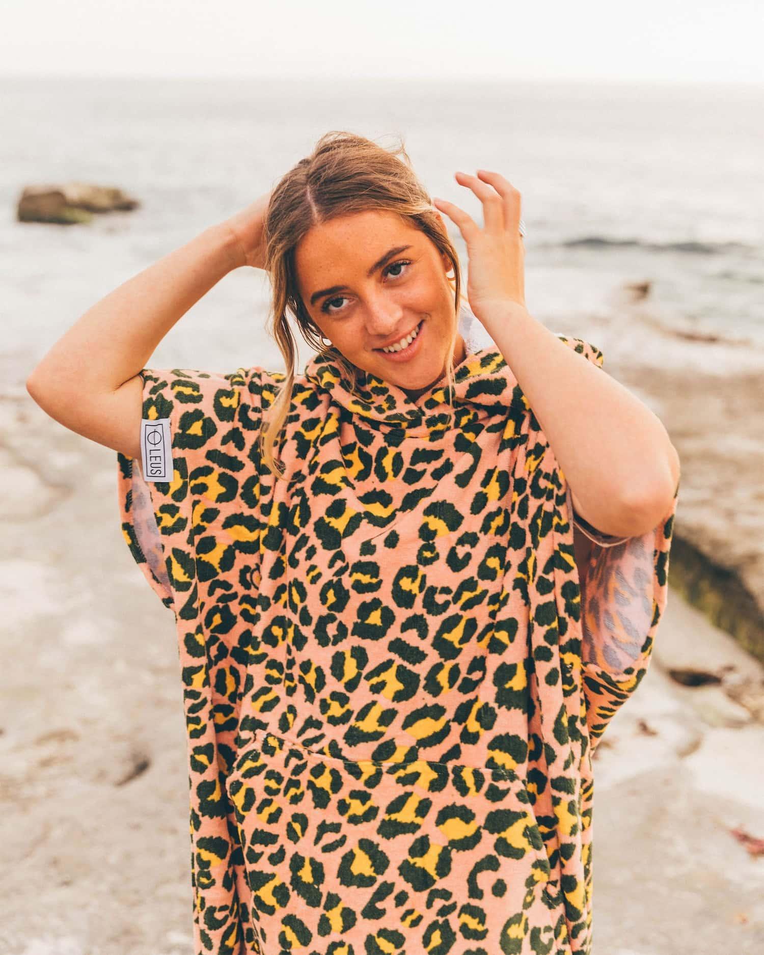 LEUS Hot Spots Changing ECO Poncho Towel on peson