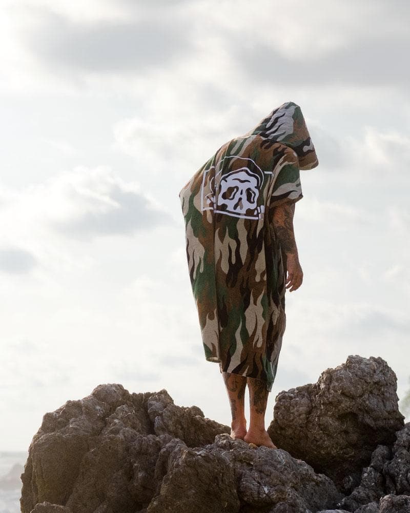 LEUS Sketchy Tank Eco Poncho - standing on rocks