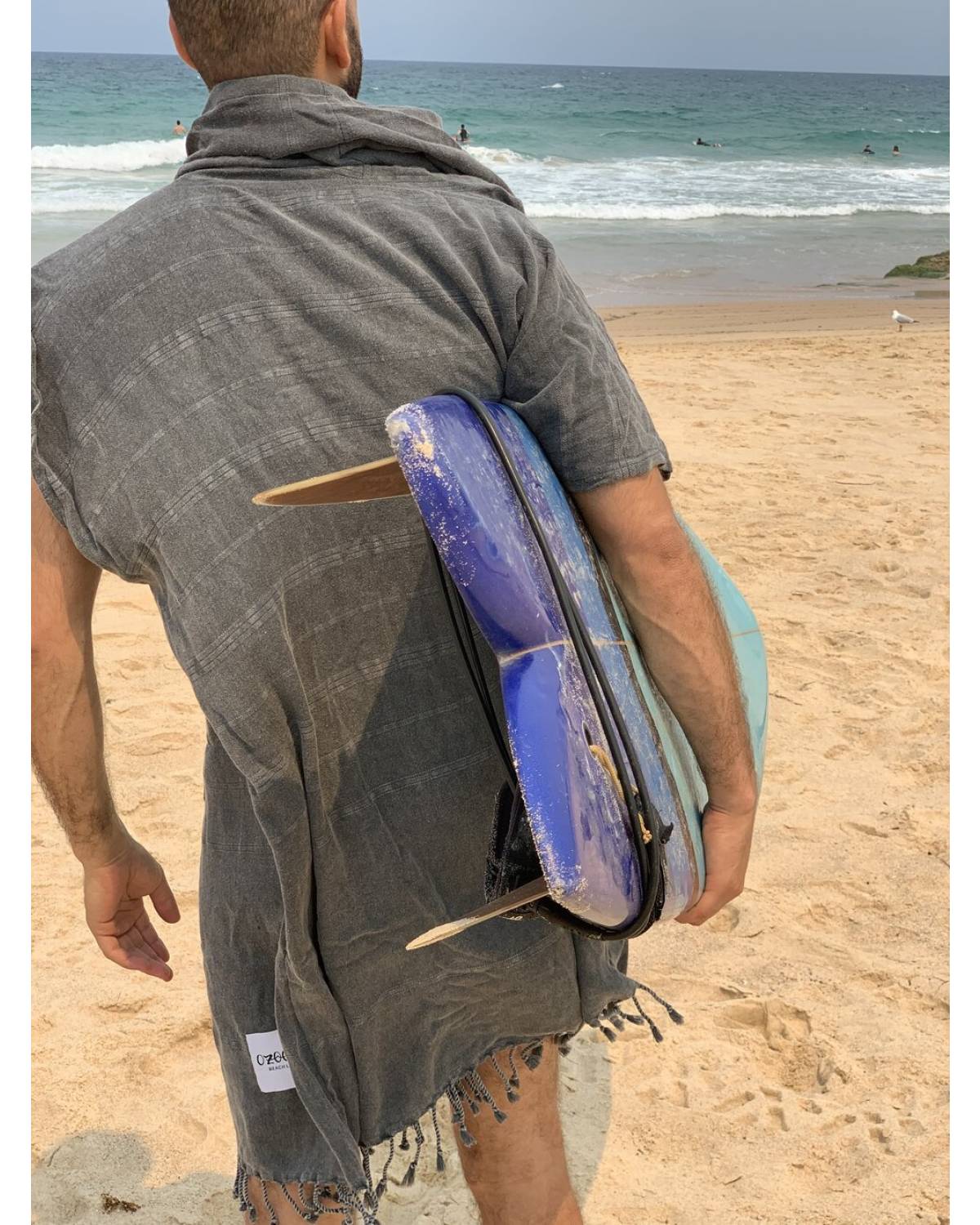 OZoola Surf Poncho - Charcoal at the beach