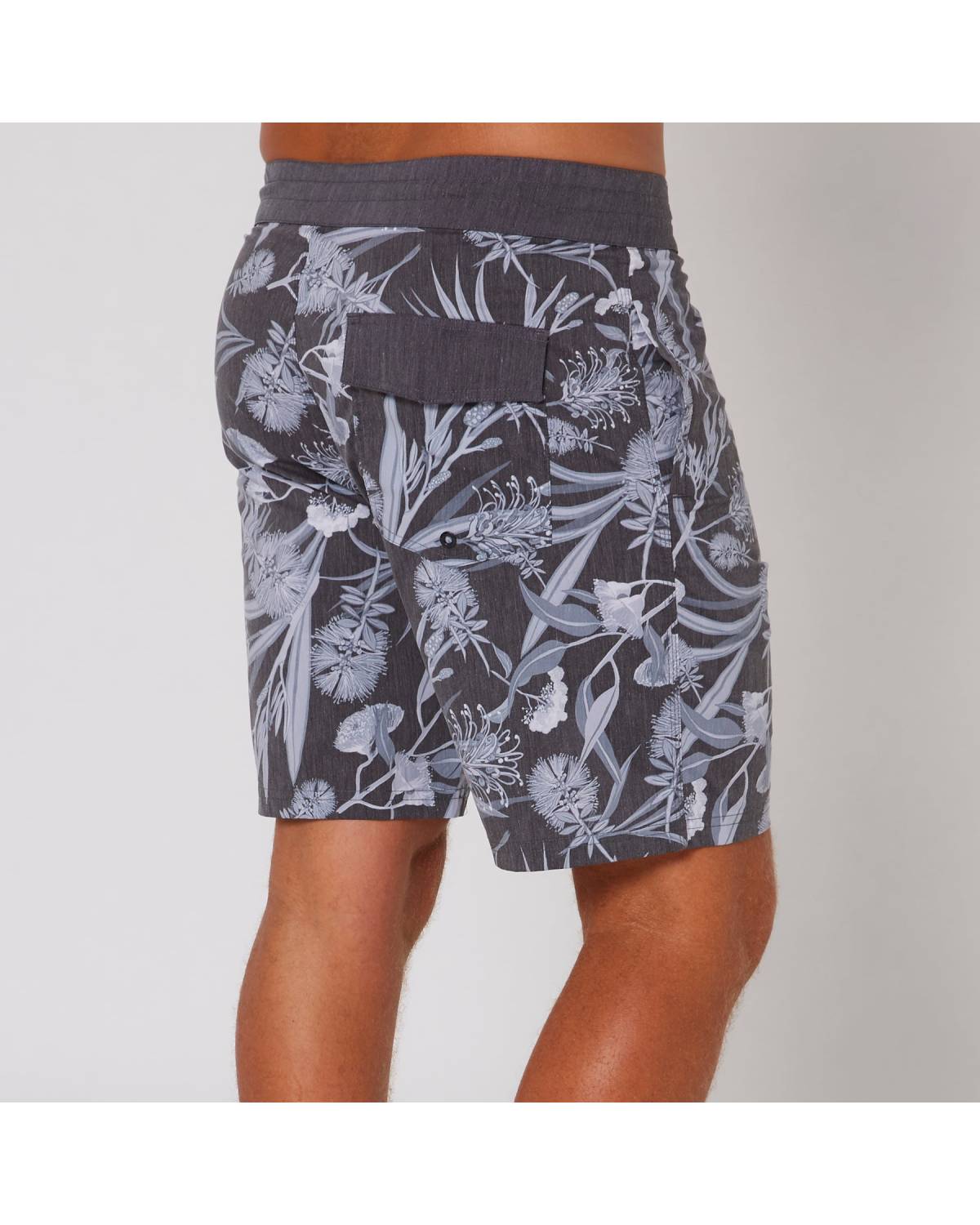 Lifestyle view of Bottlebrush 19" B/Short
