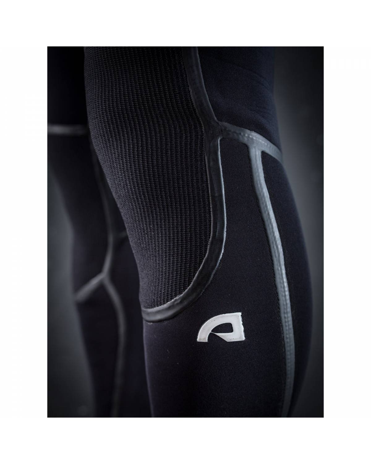 Attica Alpha Chest Zip 4/3 Steamer - Black / Silver construction