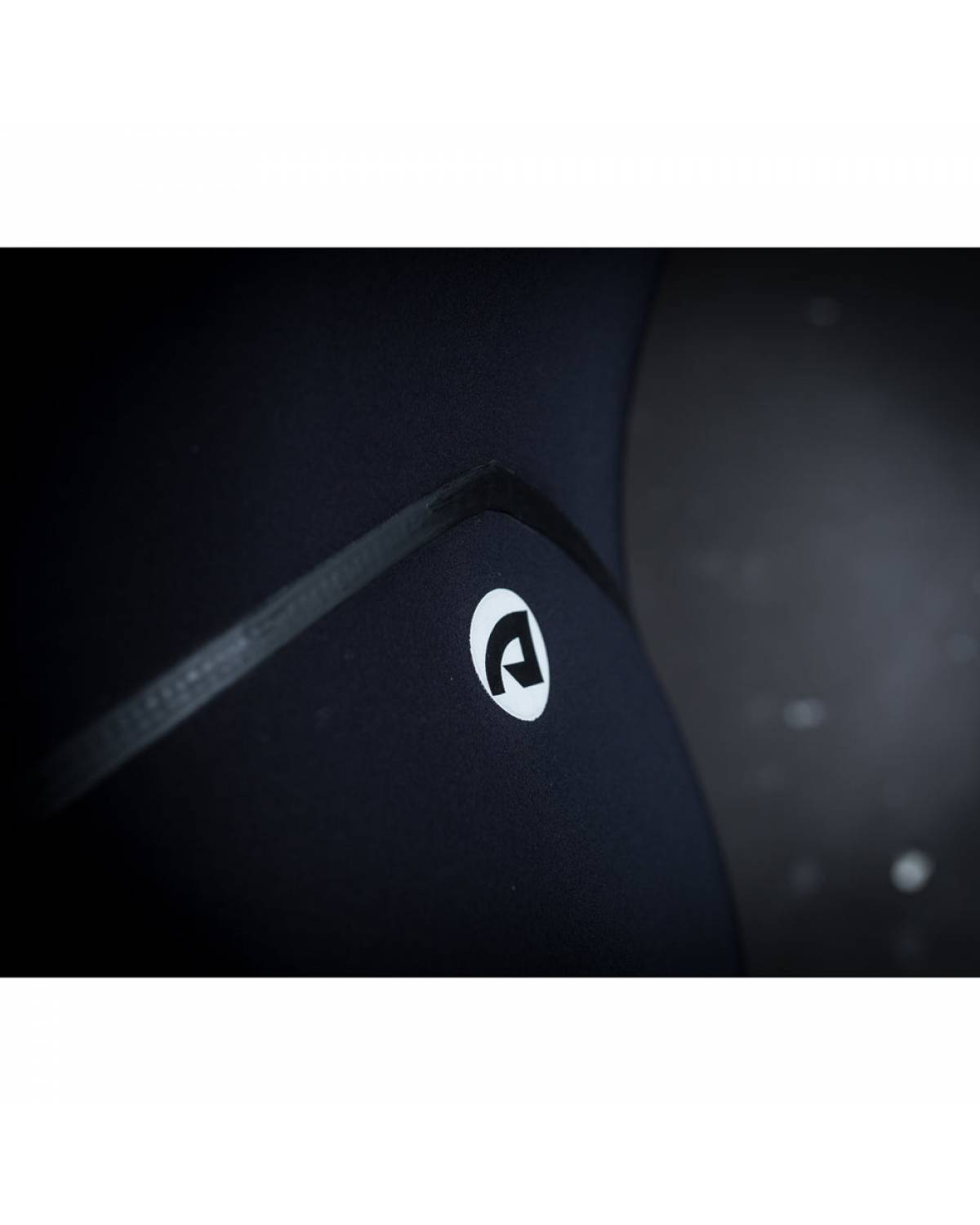Attica Alpha Chest Zip 4/3 Steamer - Black / Silver logo