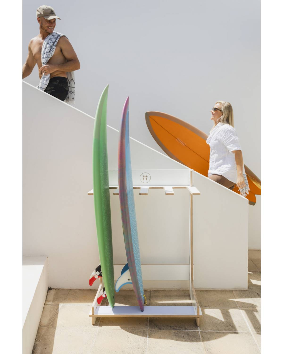 Formatt Q8 Freestanding Surfboard Rack White with board outdoor