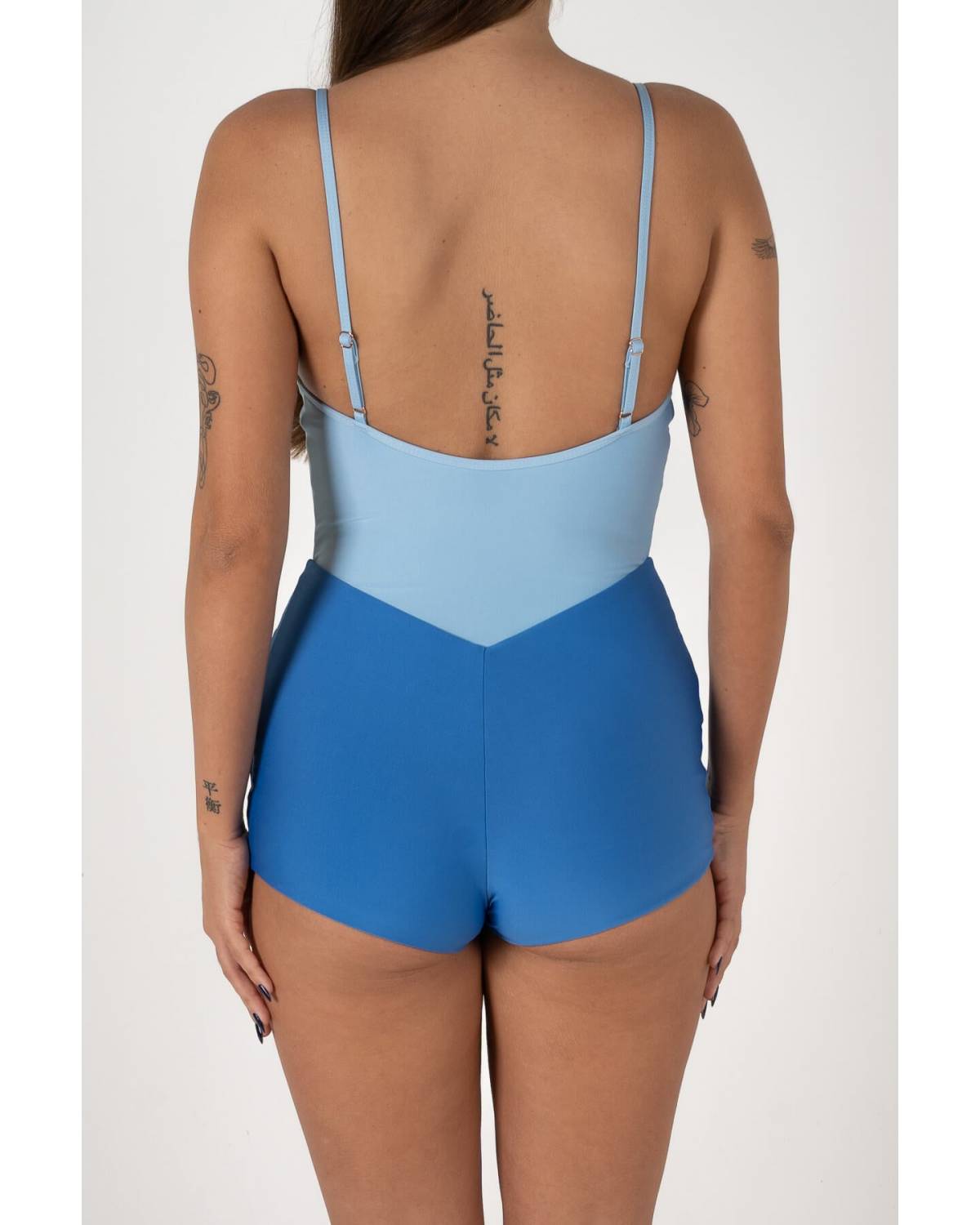 Back view surf suit