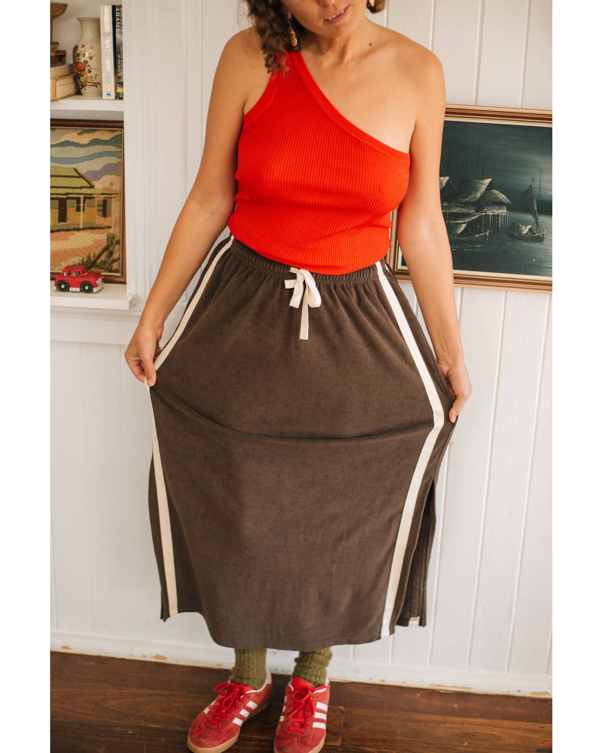 Skirt with surfboard side view
