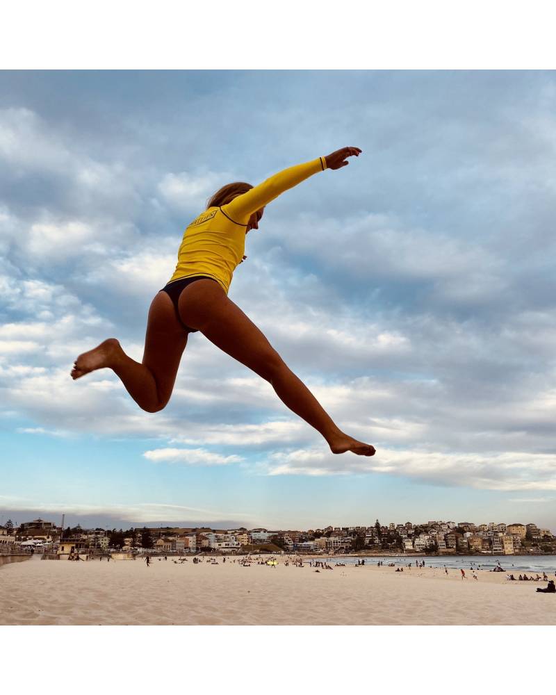 Wallien Rash Vest - Canary Yellow model in action