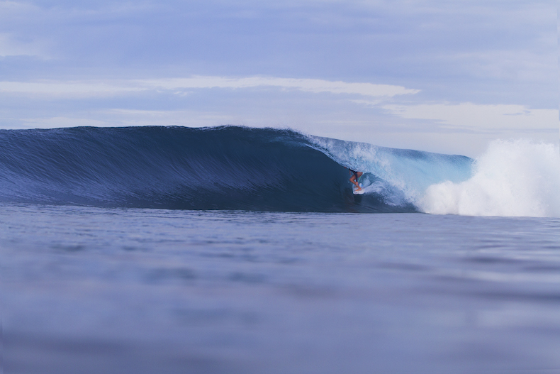 Steph Gilmore in a tube in Indo/><br><span style=