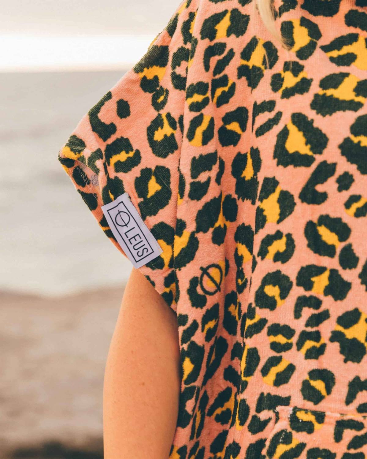 LEUS Hot Spots Changing ECO Poncho Towel zoom on shoulder