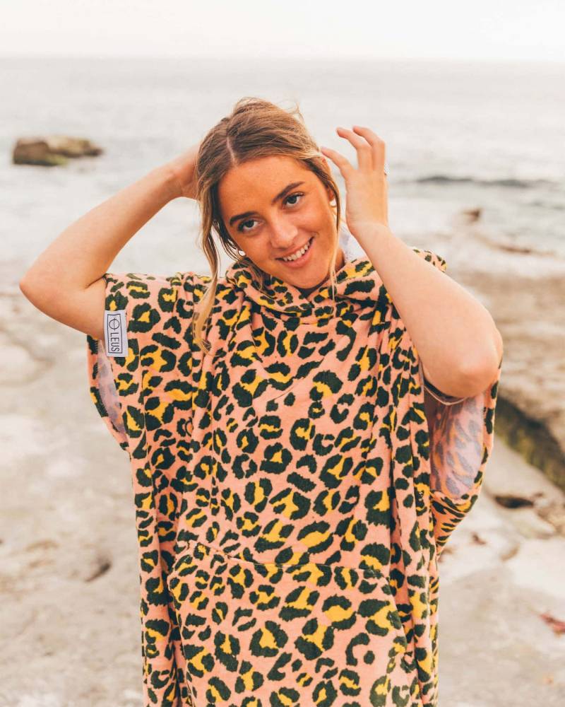 LEUS Hot Spots Changing ECO Poncho Towel on peson